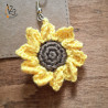 Optez pour un peu de chaleur, avec ces boucles d'oreilles "tournesol".