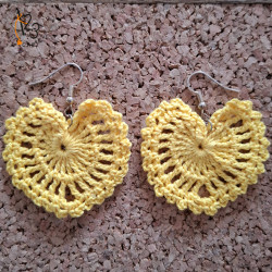 Les boucles d'oreilles jaune au crochet pour donner du pep's à votre tenue.