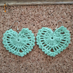 Les boucles d'oreilles vert pomme, pour donner une touche végétale à votre tenue.
