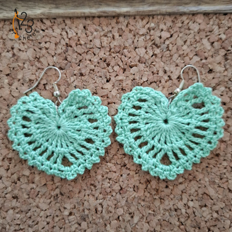 Les boucles d'oreilles vert pomme, pour donner une touche végétale à votre tenue.