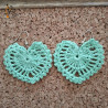 Les boucles d'oreilles vert pomme, pour donner une touche végétale à votre tenue.