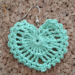 Les boucles d'oreilles vert pomme, pour donner une touche végétale à votre tenue.