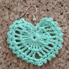 Les boucles d'oreilles vert pomme, pour donner une touche végétale à votre tenue.