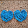 Les boucles d'oreilles fait main au crochet avec un fil coton bleu.