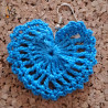 Les boucles d'oreilles fait main au crochet avec un fil coton bleu.