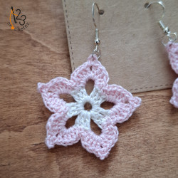 Les boucles d'oreilles "fleur", fait main au crochet avec du fil coton.