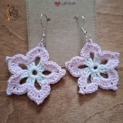 Les boucles d'oreilles "fleur", fait main au crochet avec du fil coton.