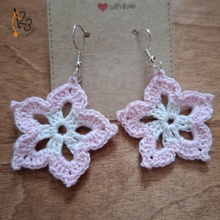 Les boucles d'oreilles "fleur", fait main au crochet avec du fil coton.
