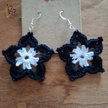 Les boucles d'oreilles "fleur" bicolores au crochet, légères et douces.