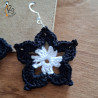 Les boucles d'oreilles "fleur" bicolores au crochet, légères et douces.