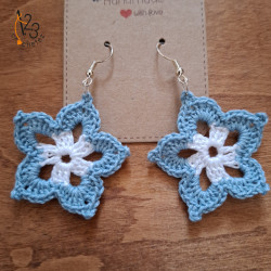 Les boucles d'oreilles "fleur" bicolores, faites au crochet avec soin.
