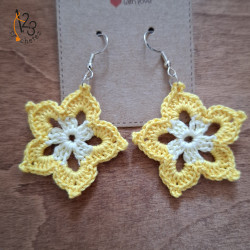 Les boucles d'oreilles "fleur" bicolores réalisées au crochet en Alsace.