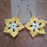 Les boucles d'oreilles "fleur" bicolores réalisées au crochet en Alsace.