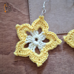 Les boucles d'oreilles "fleur" bicolores réalisées au crochet en Alsace.