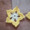 Les boucles d'oreilles "fleur" bicolores réalisées au crochet en Alsace.