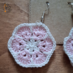 Les boucles d'oreilles "fleur africaine", fait main au crochet en Alsace.