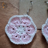 Les boucles d'oreilles "fleur africaine", fait main au crochet en Alsace.