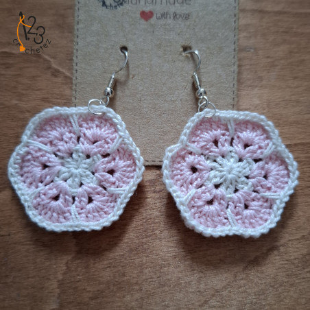 Les boucles d'oreilles "fleur africaine", fait main au crochet en Alsace.