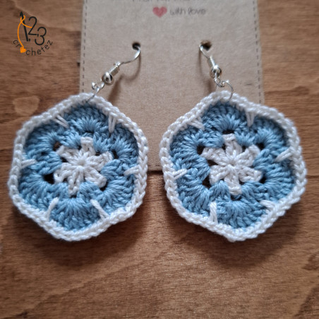 Les boucles d'oreilles "fleur africaine" faites au crochet en Alsace.