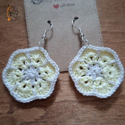 Les boucles d'oreilles "fleur africaine" de couleur jaune et crème.