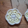 Les boucles d'oreilles "fleur africaine" de couleur jaune et crème.