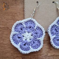 Les boucles d'oreilles "fleur africaine" au crochet - coloris violet.