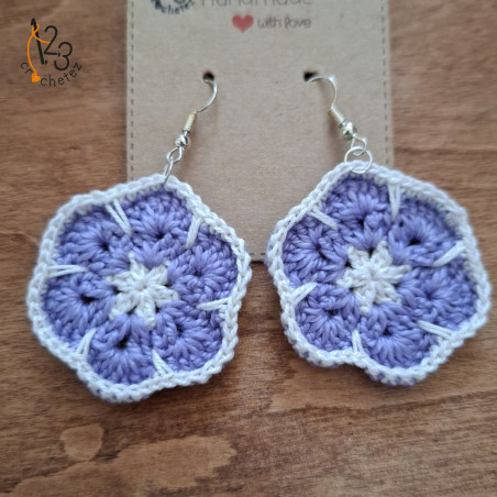 Les boucles d'oreilles "fleur africaine" au crochet - coloris violet.