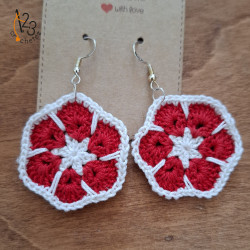 Les boucles d'oreilles "fleur africaine" - coloris rouge et crème.