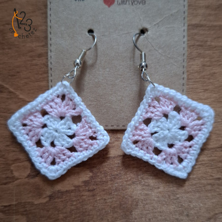 Les boucles d'oreilles "carré granny" fait main au crochet, en Alsace.