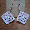 Les boucles d'oreilles "carré granny" fait main au crochet, en Alsace.
