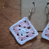 Les boucles d'oreilles "carré granny" fait main au crochet, en Alsace.