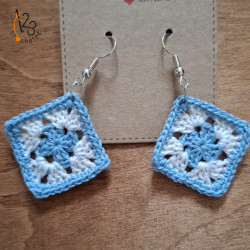Les boucles d'oreilles "carré granny" au crochet - coloris bleu et crème.
