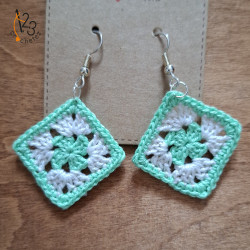 Les boucles d'oreilles "carré granny" au crochet - coloris vert pomme et crème.