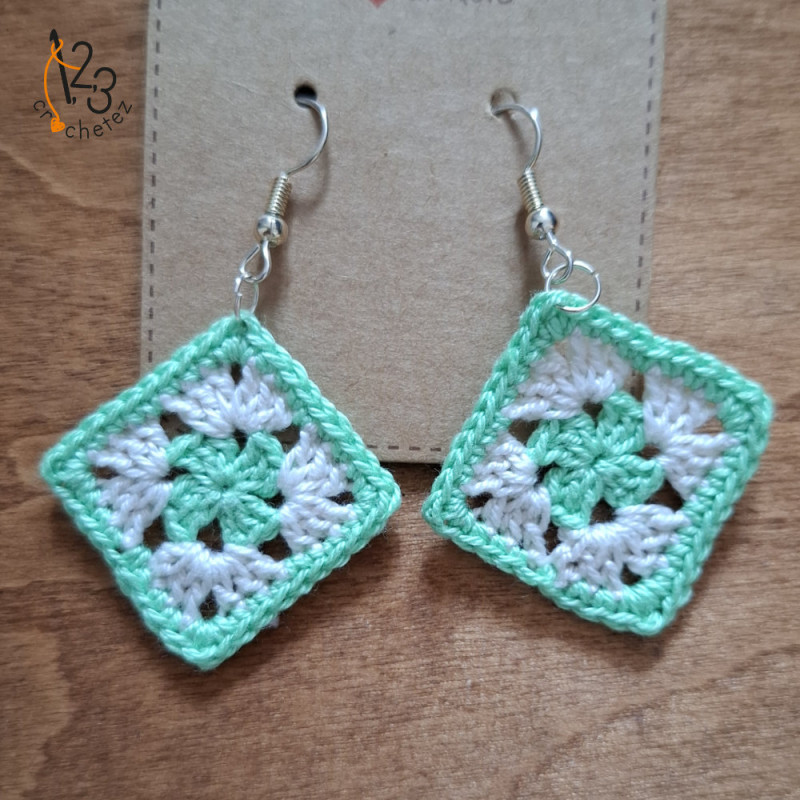 Les boucles d'oreilles "carré granny" au crochet - coloris vert pomme et crème.