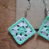 Les boucles d'oreilles "carré granny" au crochet - coloris vert pomme et crème.