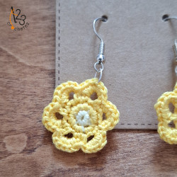 Les boucles d'oreilles "petite fleur" au crochet, fait main en Alsace.