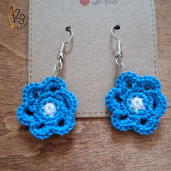 Les boucles d'oreilles "petite fleur" au crochet - coloris bleu et blanc.