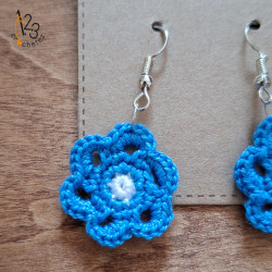 Les boucles d'oreilles "petite fleur" au crochet - coloris bleu et blanc.