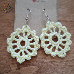 Les boucles d'oreilles ovales ajourées, fait main au crochet en Alsace.