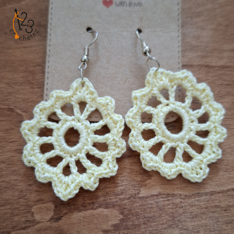 Les boucles d'oreilles ovales ajourées, fait main au crochet en Alsace.