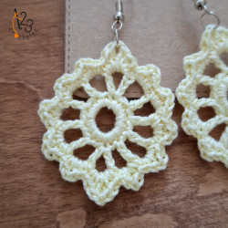 Les boucles d'oreilles ovales ajourées, fait main au crochet en Alsace.