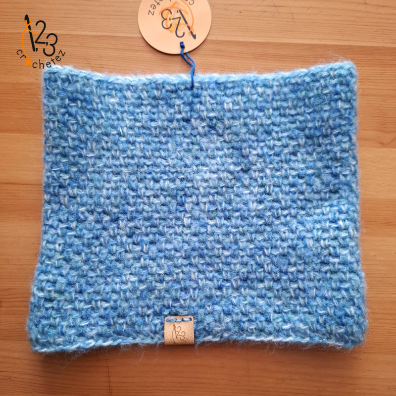 Snood fait main au crochet, avec du fil acrylique. Chaud et élégant.