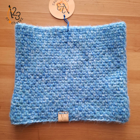 Snood fait main au crochet, avec du fil acrylique. Chaud et élégant.