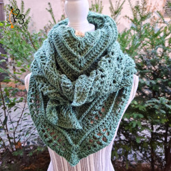 Châle triangulaire vert, fait main au crochet. Pour rester bien au chaud.