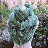 Châle triangulaire vert, fait main au crochet. Pour rester bien au chaud.