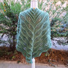 Châle triangulaire vert, fait main au crochet. Pour rester bien au chaud.