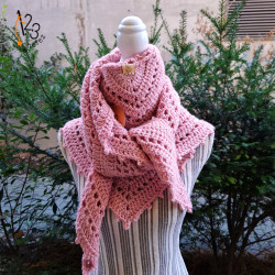 Châle triangulaire rose, fait main au crochet. Doux et chaud à la fois.