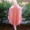 Châle triangulaire rose, fait main au crochet. Doux et chaud à la fois.