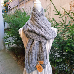 Écharpe gris moucheté, fait main au crochet. L'accessoire indispensable.