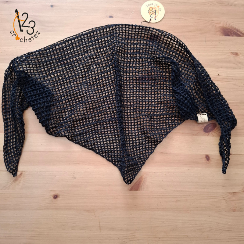 Le bandana résille noir au crochet. Fait main, avec un fil fin en coton.
